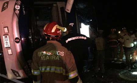 Un muerto y varios heridos tras volcar un bus en el norte de Ecuador